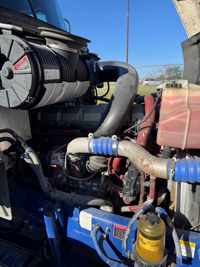 2016 Mack Day Cab - image 10